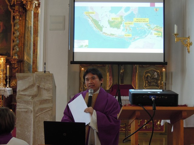 Pfarrer D. beim Vortrag