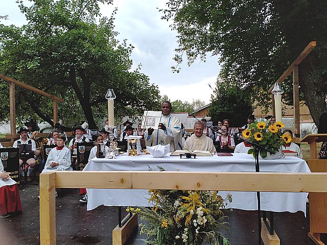 Pfarrer zeigt das Geschenk